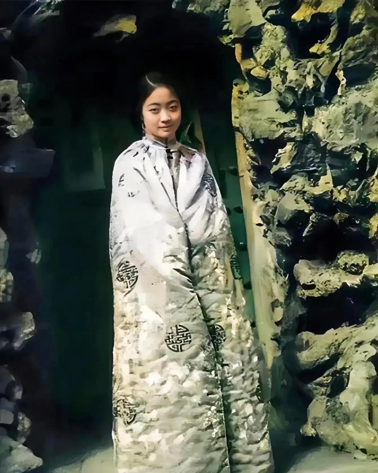 这张照片实在太真实了，看看末代皇后婉容吧！这可是货真价实的本尊，而非影视剧里的演