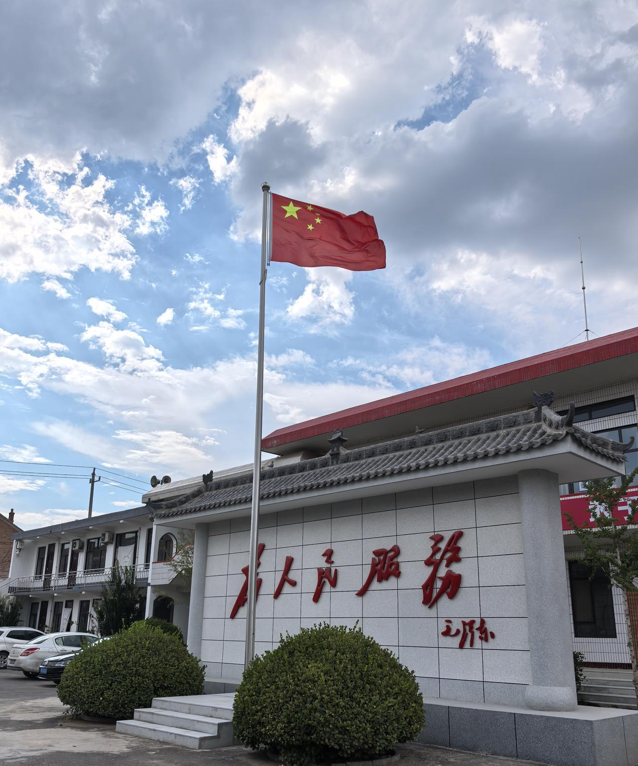 #分享一张相册里随手拍的天空#飘扬的国旗永远是最美的颜色。