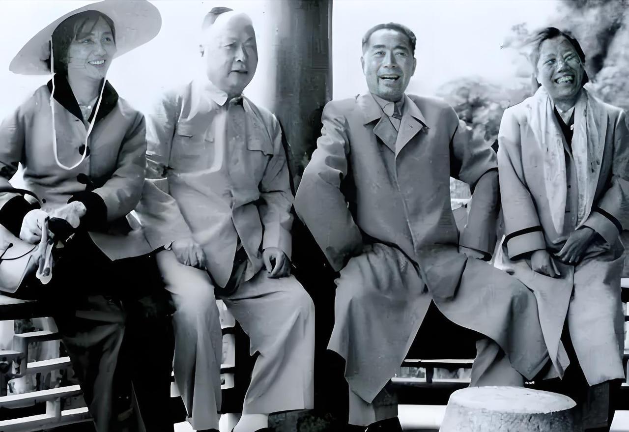 右边两位，和蔼可亲、笑容满面的夫妻伉俪，是敬爱的周总理及邓颖超大姐。
左边的两位