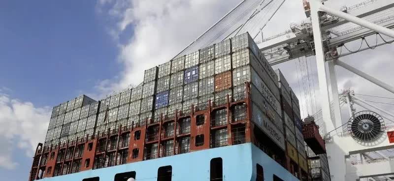 关税开征后，进口的外国汽车在美国港口堆积
华盛顿时间2025年4月9日，英国《