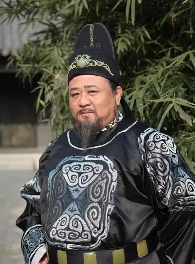 梁冠华的狄仁杰，为何很出彩？
剧情和演员台词是一方面，另外一方面就是确实演出来了