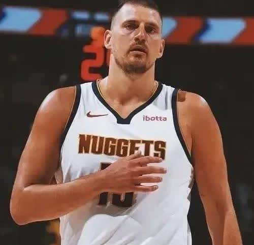 现役NBA中锋档位排名！大家认同吗？

第一档：约基奇

第二档：文班亚