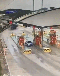 宝马车：没想到出个收费站也会有这么强的推背感！