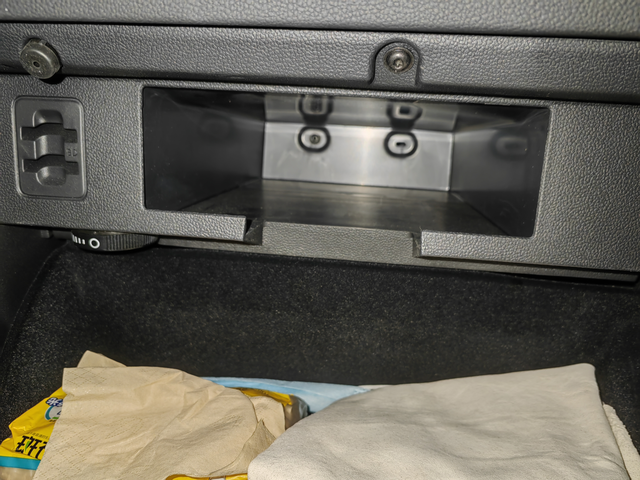 迈腾车主们
一直没注意，开了一年了刚发现副驾手扣箱里还有个暗格是干啥的，有两个螺