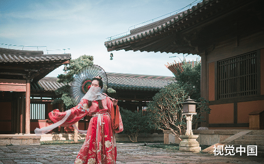 侯府惨遭灭门，烧火丫头多了一个夫君