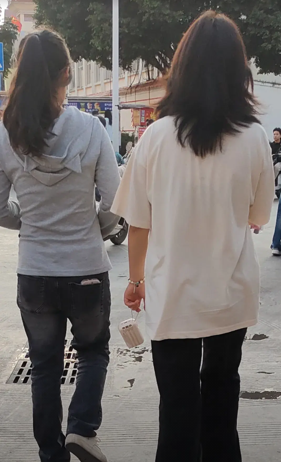 高中双休后，家长们得变变思路啦！
 
高中开始双休后，家长分成两拨。
 
一拨家