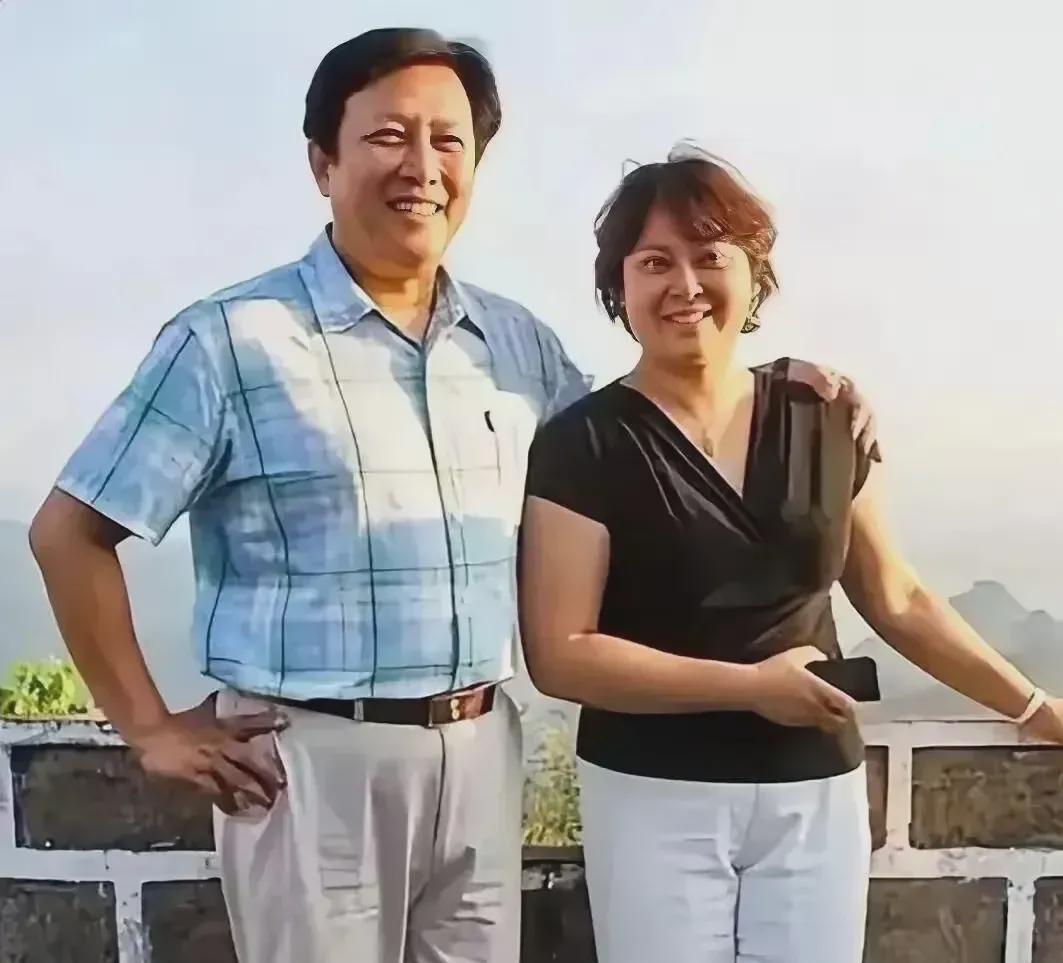 唐国强带着60多岁的妻子壮丽，去北京登长城了！
最近有网友在八达岭偶遇这对夫妻，