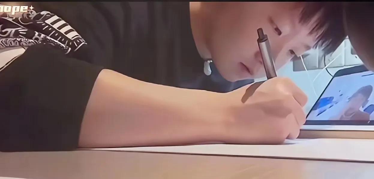 孙颖莎为何没打乒超联赛呢？
难道真是因为要做上海交大的答辩呢？
她不是深圳大学队