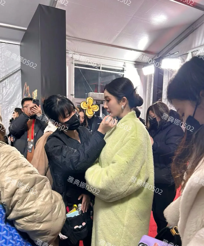杨幂微博之夜后台生图，本人真漂亮，脸比普通人小一大圈，五官立体深邃眉眼特别精致，