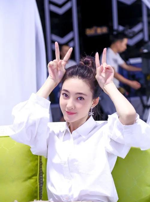#王丽坤演短剧是降维打击吗#王丽坤演短剧，说降维打击有点夸张了。
她毕竟是正经演