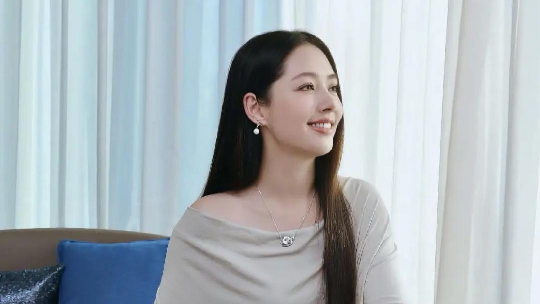 豪门审美传承？郭碧婷神韵似向太，气场从容尽显家族风范