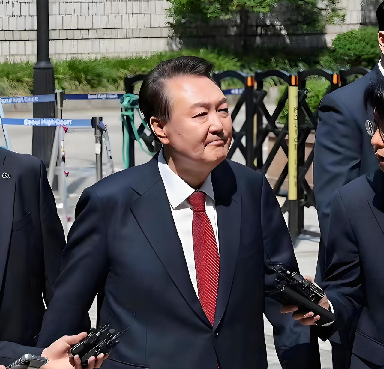 当地时间5月26日，韩国前总统尹锡悦现身首尔中央地方法院，参加对他涉嫌发动内乱案