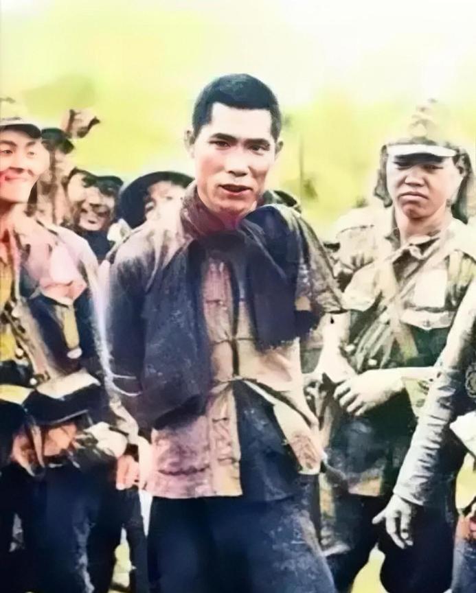 1940年，海南游击队队长高大雄英勇就义前的照片，面对周围虎视眈眈的日军，高队长