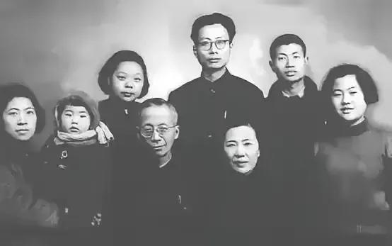 1939年9月的峨眉山麓，晨雾还未散尽，50岁的竺可桢与36岁的陈允敏已沿着蜿蜒
