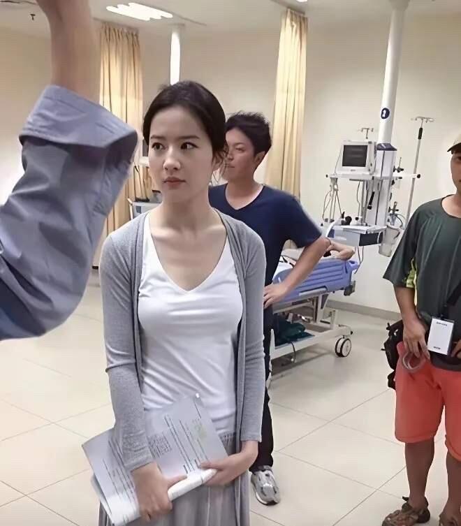 之前出演《金粉世家》的时候，她很有辨识度，整个人都透着灵气，这就是仙女。
现在年