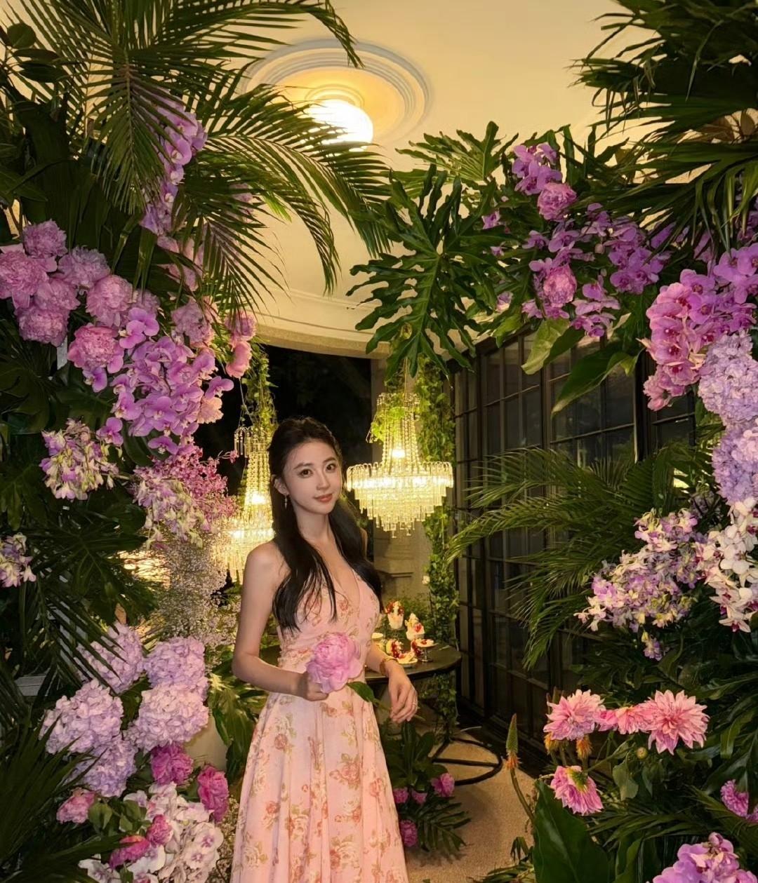 潘玮柏的妻子参加聚会的照片，身材是真好啊，别说，空姐出身的人身上永远带着一种独属