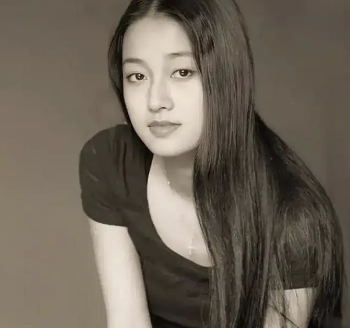 马伊琍学生时代的照片，原来年轻的时候是长头发呀，
也太美了吧，感觉很洋气，也算