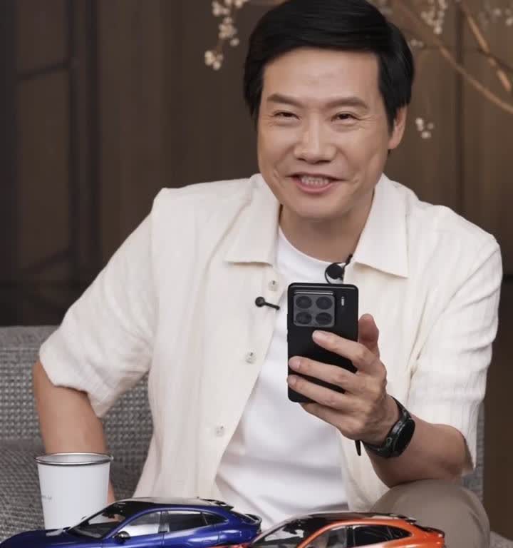 雷军直播翻车？我看翻的是某些车企的底裤。
几分钟卖几十万台车，直播间却吵成一锅