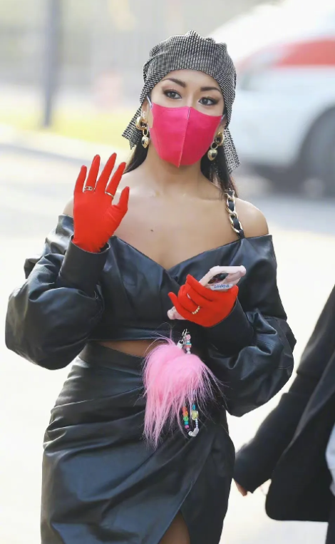 吴莫愁，这位以“个性”著称的歌手，以其与众不同的风格和大胆的造型成为整个娱乐圈的