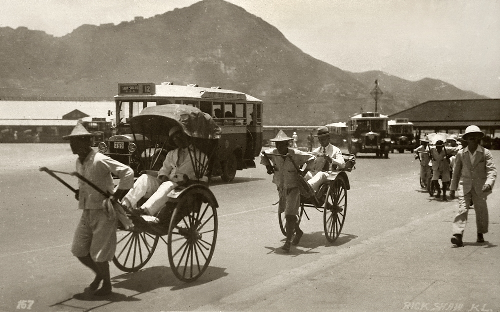 1930年代香港尖沙咀梳士巴利道前的人力车 。