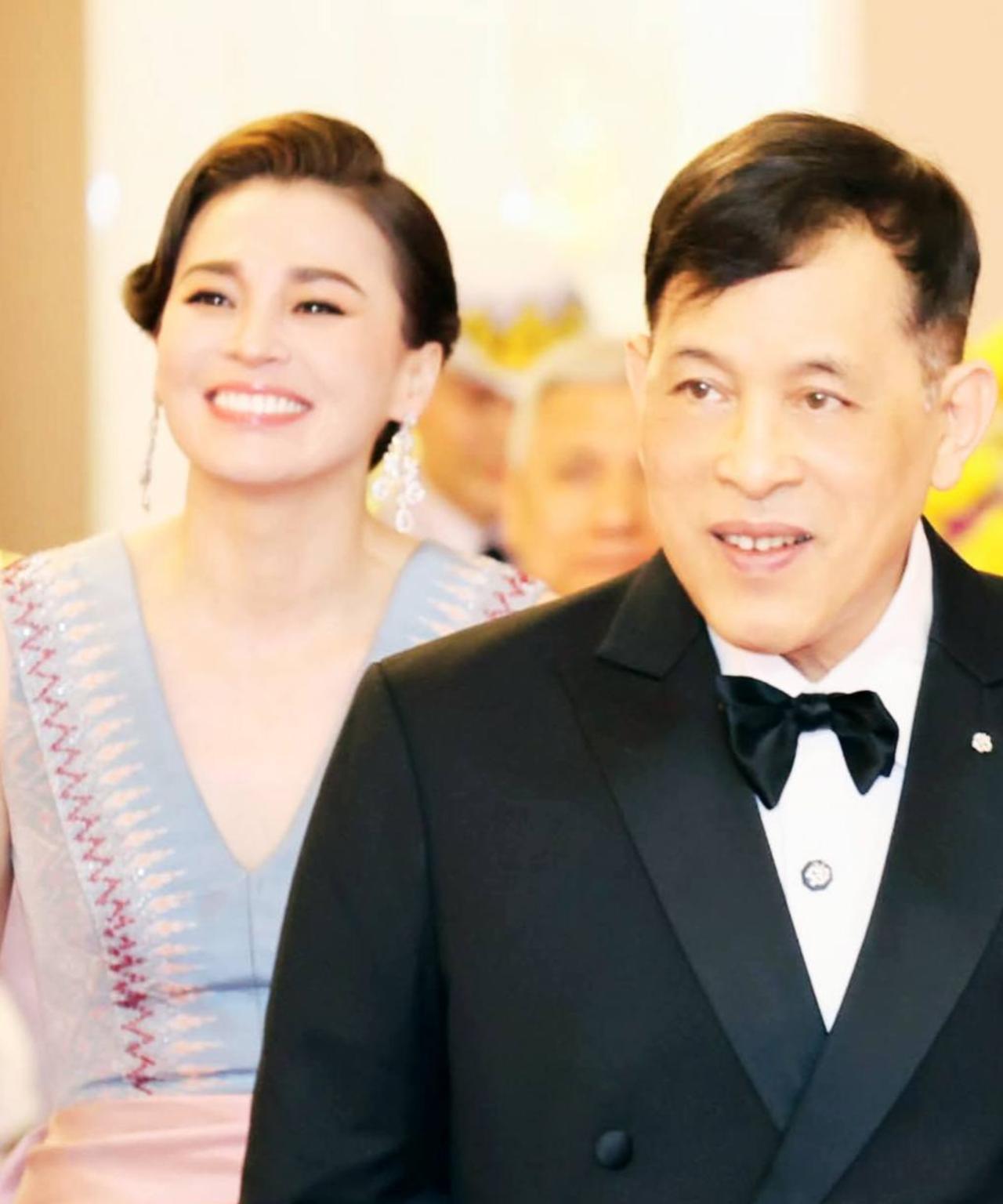 苏提达王后笑容自信，脸上终于有了松弛感
晚宴精修图惊艳亮相，苏提达白皙貌美，自信