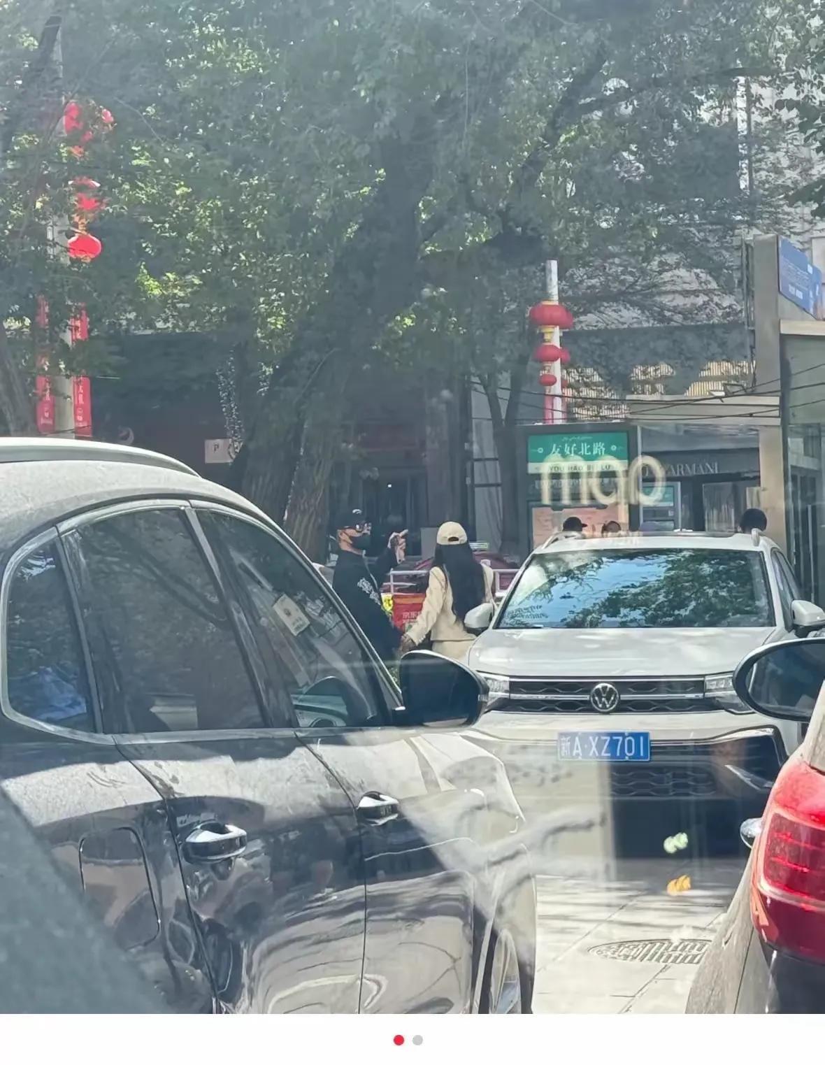 汪峰专门飞新疆陪森林北过七夕，章子怡七夕只能陪两个孩子
被偶遇的汪峰在七夕这天在