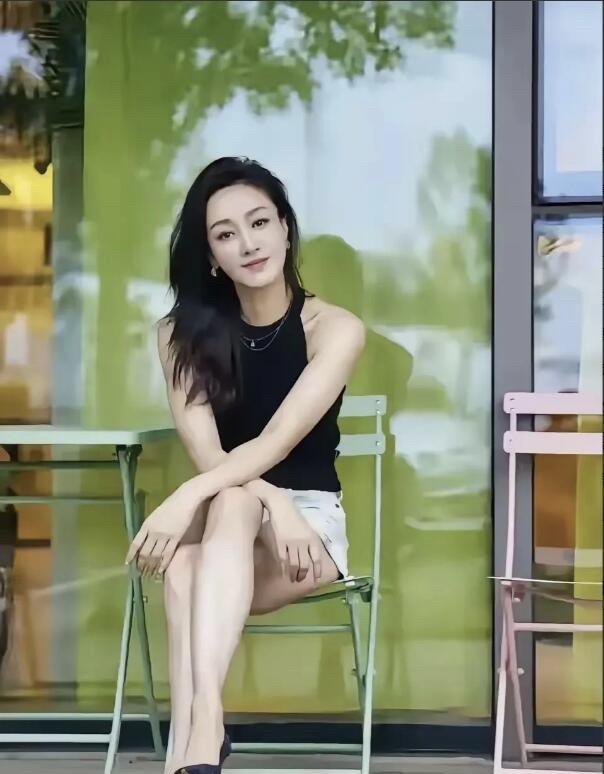 这种才是顶级美女，要脸蛋有脸蛋，要身材有身材，40多岁了仍旧风韵犹存， 气质大方