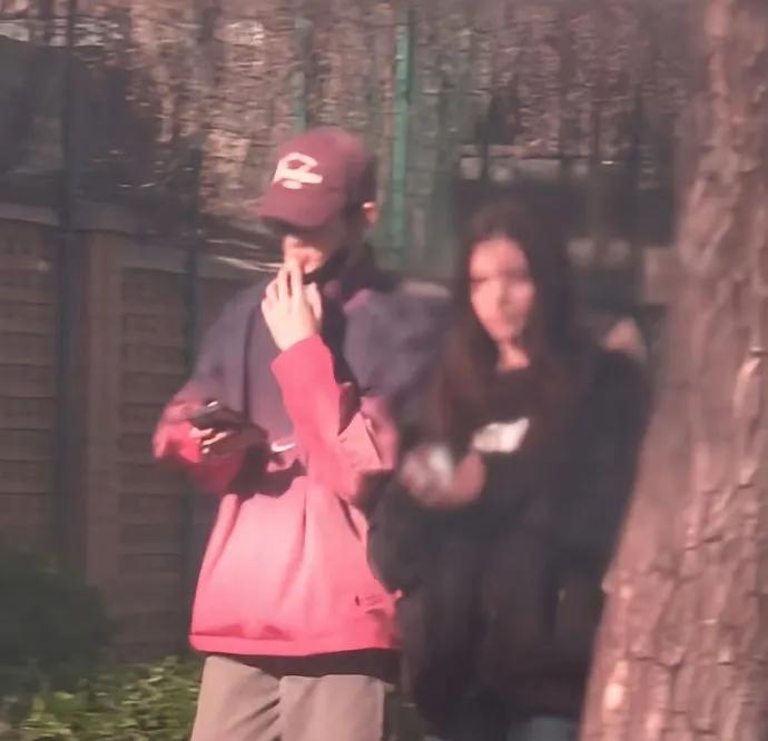荣梓杉恋情疑曝光，热议声中看少年成长！ 
近日，“荣梓杉恋情疑曝光”的消息引发全