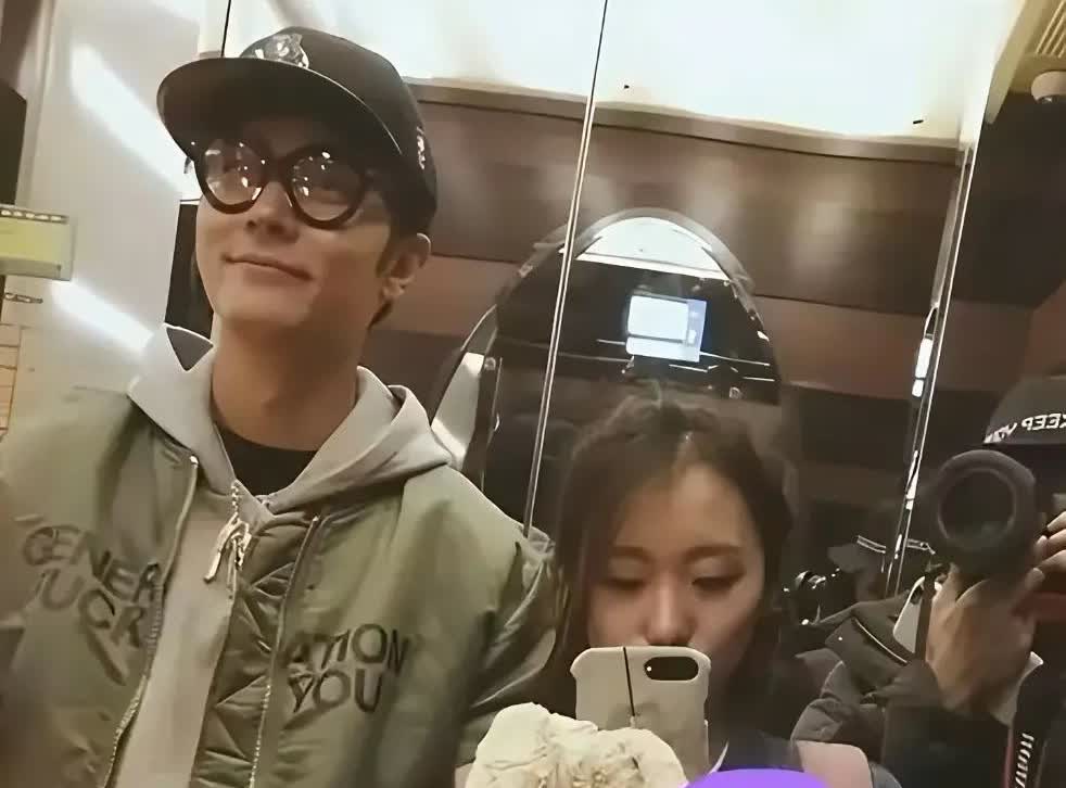 张丹峰这事，大家也猜得差不多，问题并不复杂。
他不换经纪人，根本不是舍不得，也