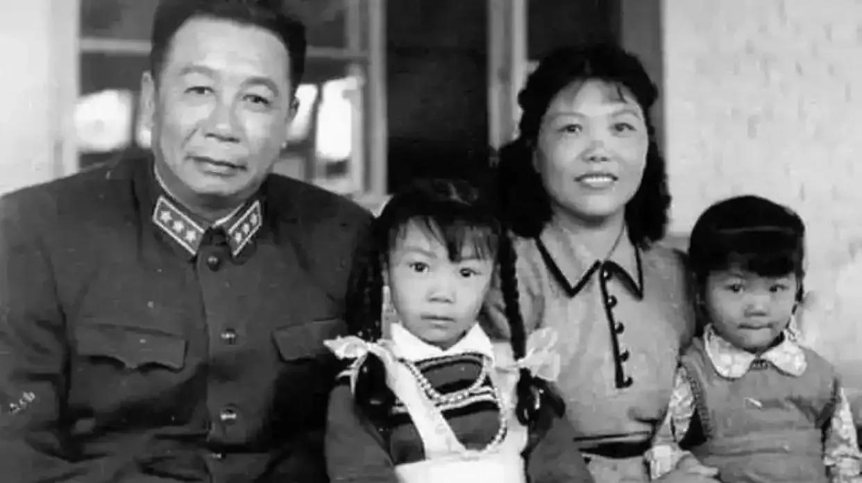 陈士榘将军与家人在一起，笑容满面，笑容灿烂，喜笑颜开，温暖又温馨，合影留念，永恒