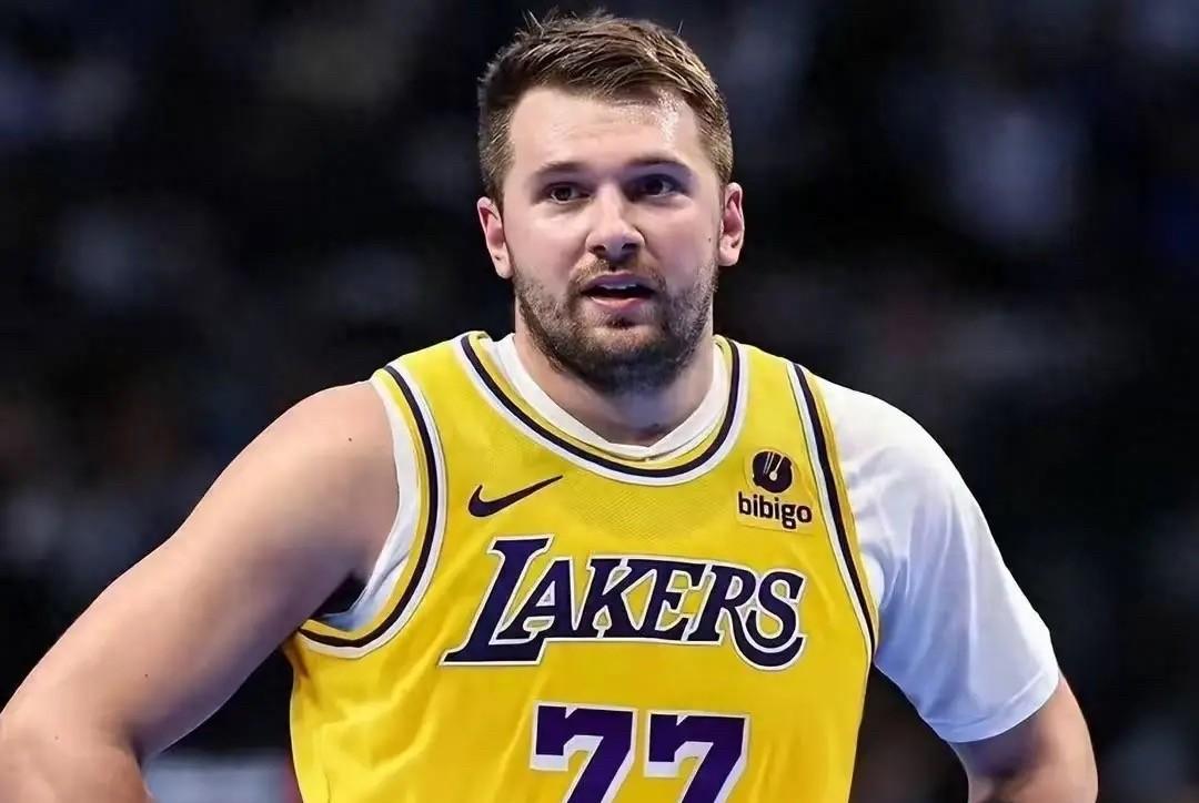 重磅！湖人成功锁定未来核心，东契奇续约引爆NBA！
就在今天，联盟传来震撼消息，
