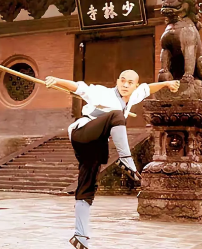 李连杰当年主演少林寺时，这张照片不知打动过多少人，不知让多少人迷恋上了练武术，当