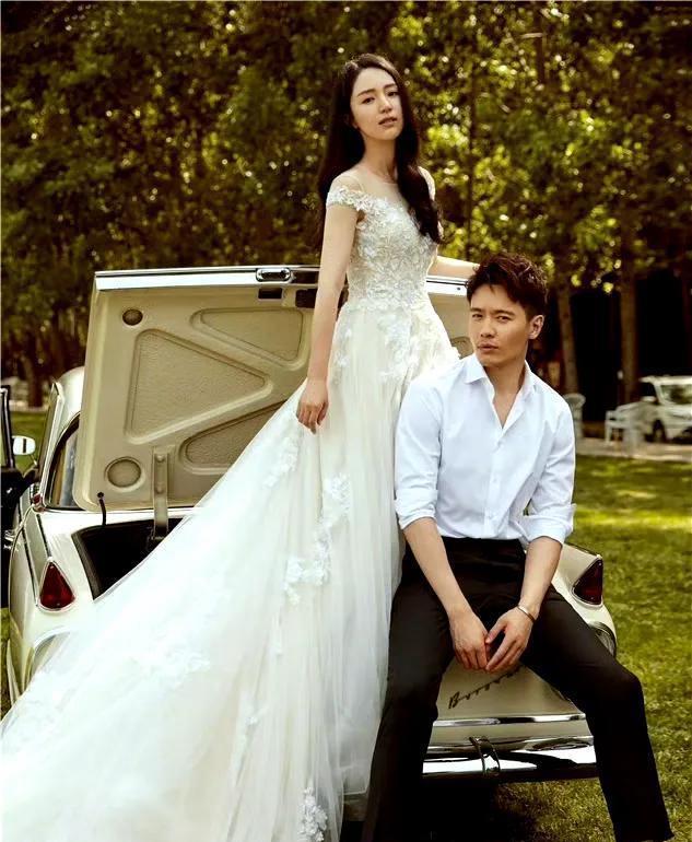 董璇与前夫的婚纱照，真的是太美了，童话与王子的颜值，他的前夫估计后悔死了，估计也