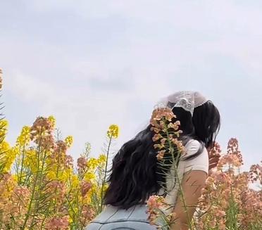 在花海里，她寻找着那抹独特的香。