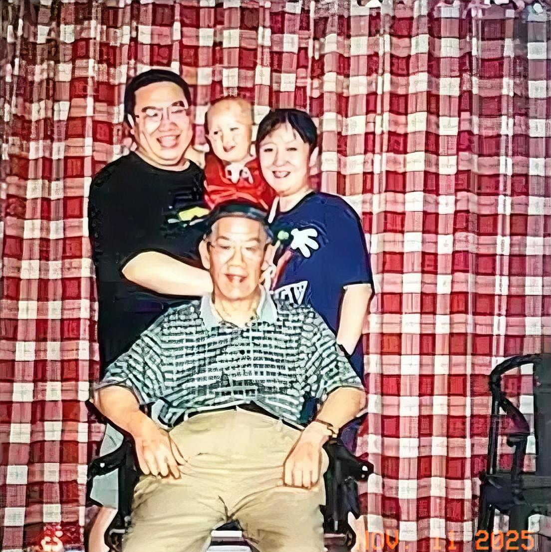 英若诚先生与儿子英达梁欢夫妇及小孙子，在一起的亲情合影留念。