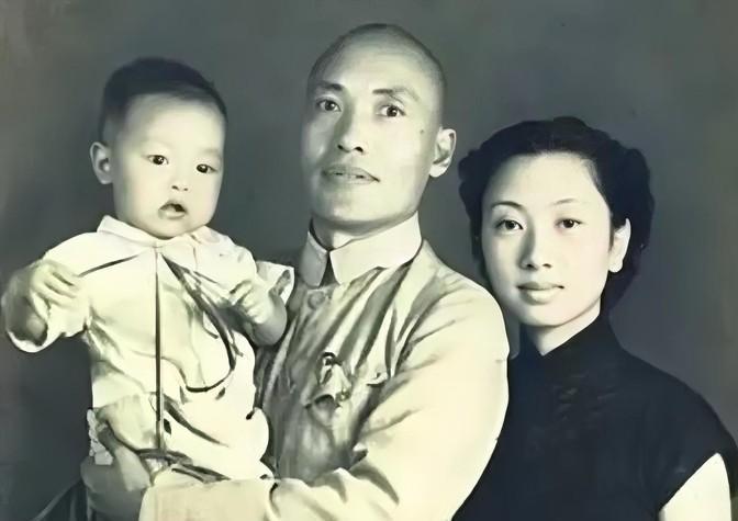 1936年，长征胜利后，毛泽东释放了国民党高级将领张治中。



1934年，蒋