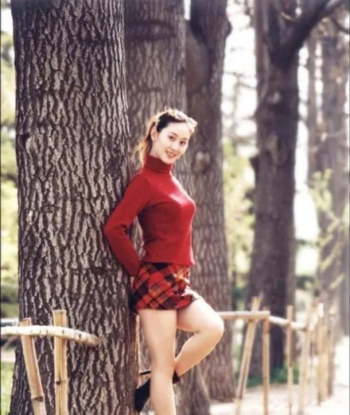 当年的汤加丽真的很火，火到什么程度？她的父亲要跟她断绝父女关系，他的丈夫因无法释