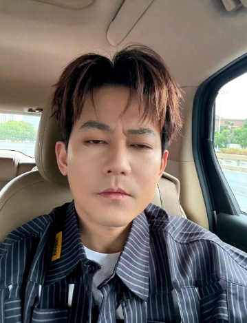 近日，苏醒因为跳舞这个事情，和王栎鑫一起上了热搜。

哥俩的感情肯定没得说，醒哥