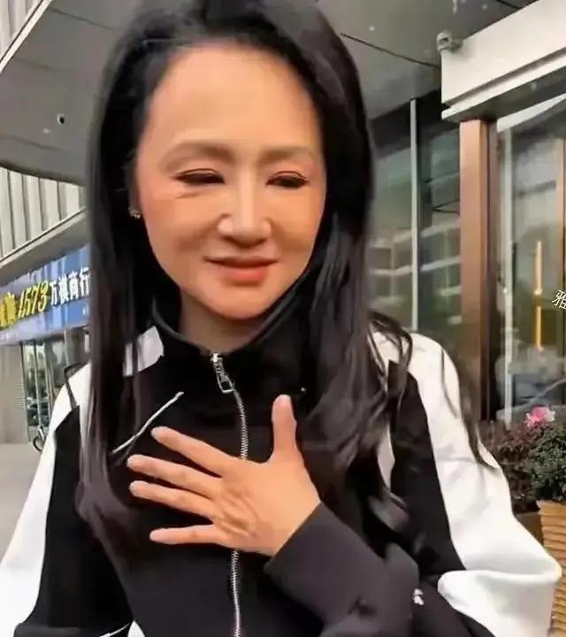 6月11日，曹颖否认胃癌手术后仅8天就复工直播带货 ：休息了一个多月，我儿子那么