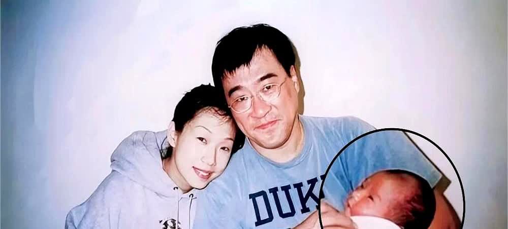 李宗盛，1994年，婚内爱上林忆莲，为了那点刺激，偷偷同居，林忆莲还怀孕了！
