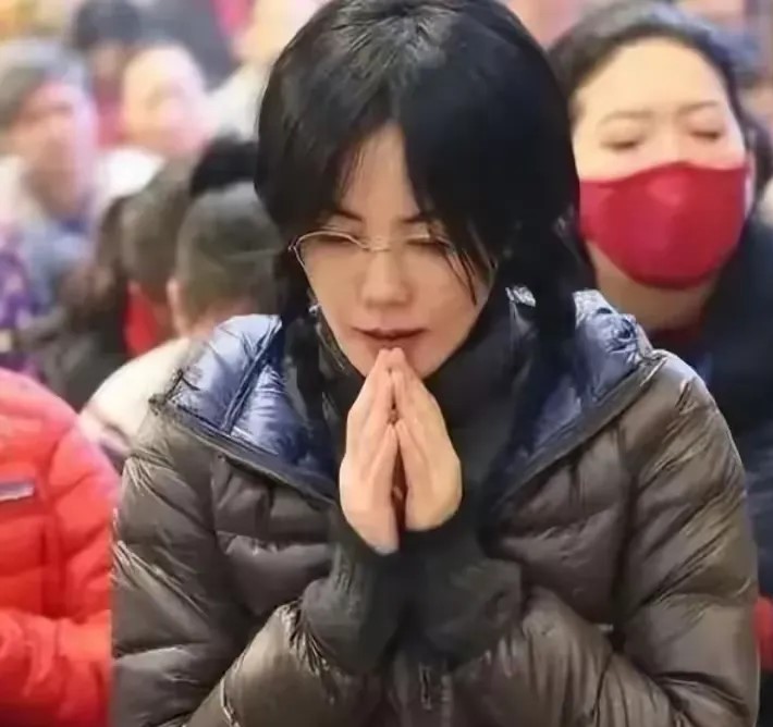 王菲她身边无人陪同，既不见谢霆锋，也不见其他工作人员？