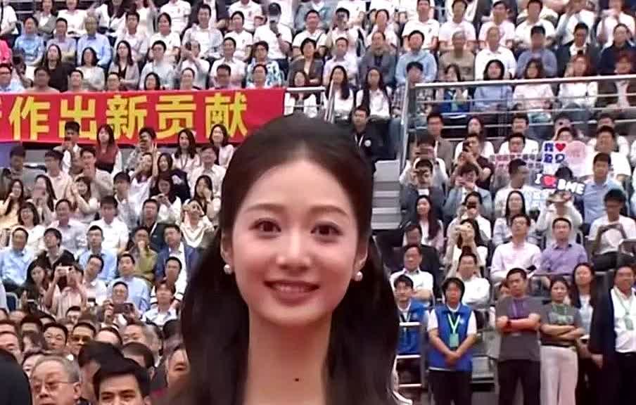 我奶奶刚刚看了冯琳的照片

沉默了一会

说：这个女孩子一眼看过去就是天