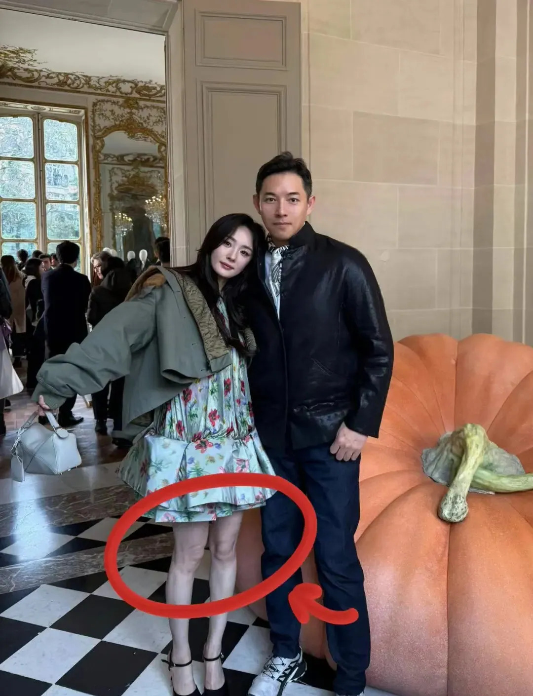 杨幂膝盖全是褶子显老











我的天哪！不敢相信这是真的，杨幂的膝