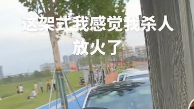 长沙病儿母亲占车道摆摊日赚三倍！奥迪车主的惨情人设藏多少真相