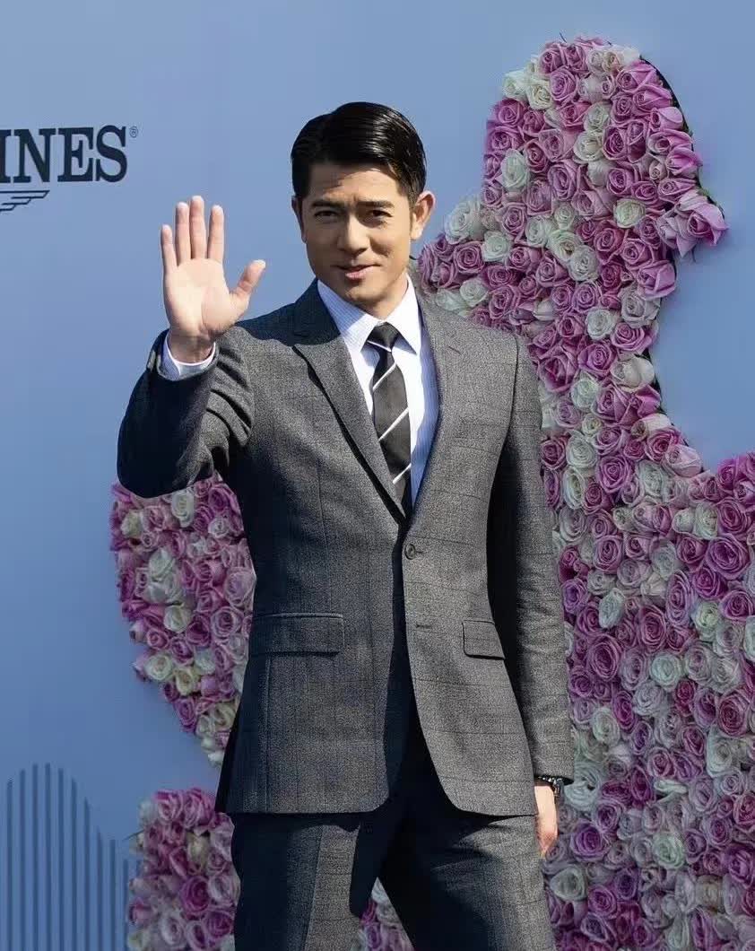 我怀疑59岁的郭富城有点不对劲啊。
他都59岁了，
身材发福，皮肤松弛等等这