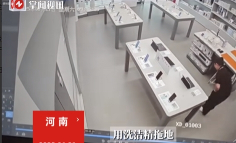 “人怎么能这么聪明！”6月21日，河南，一女子在手机店里上班，因为要拖地但地上太