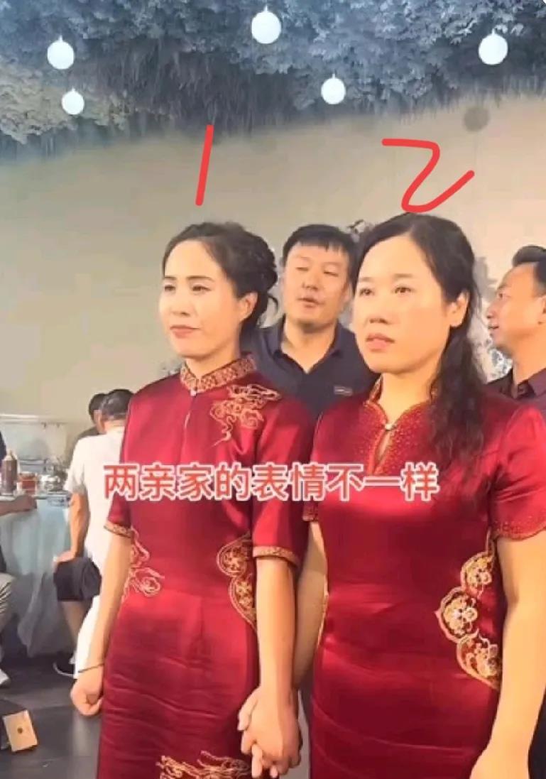 结婚现场，能看出来哪个是丈母娘吗