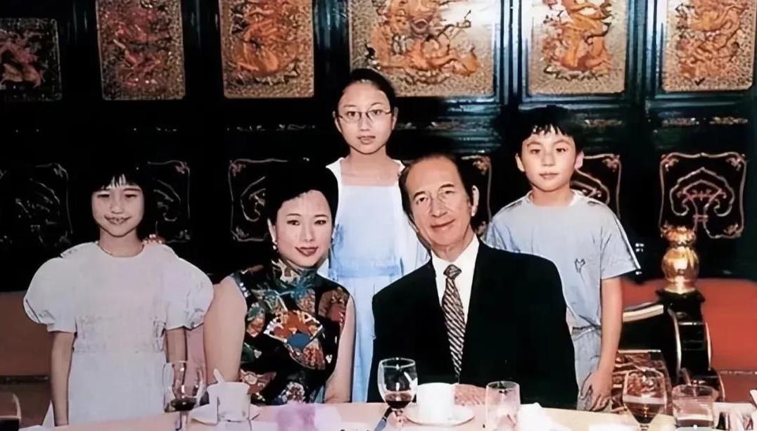 还有说何鸿燊二太家里是黑社会出身，讲实话，那个年代的港澳有钱人有几房太太都很正常