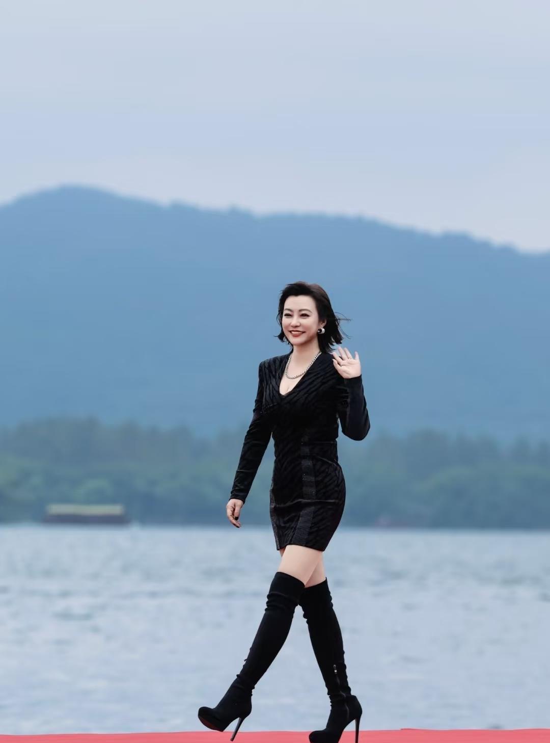 郝蕾，
这状态？
谁看了估计都不敢一个劲地乱黑！
这次低调亮相在浙江青年国际电影