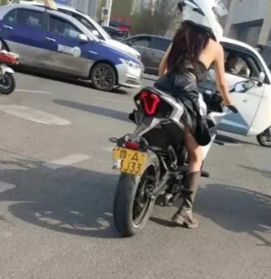 遮挡号牌了吧？